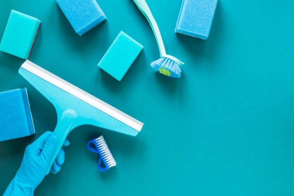 蓝色清洁产品与平躺框架 卫生用品的新体验